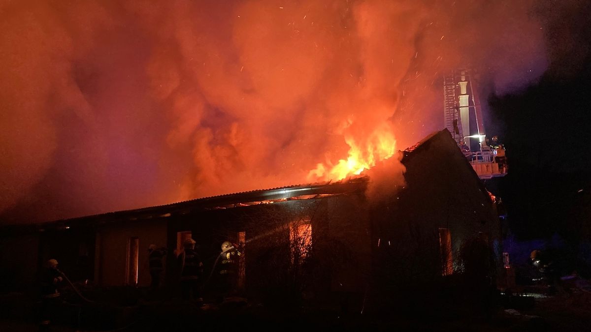 Na Novojičínsku hořel rodinný dům, zásah komplikoval silný mráz
